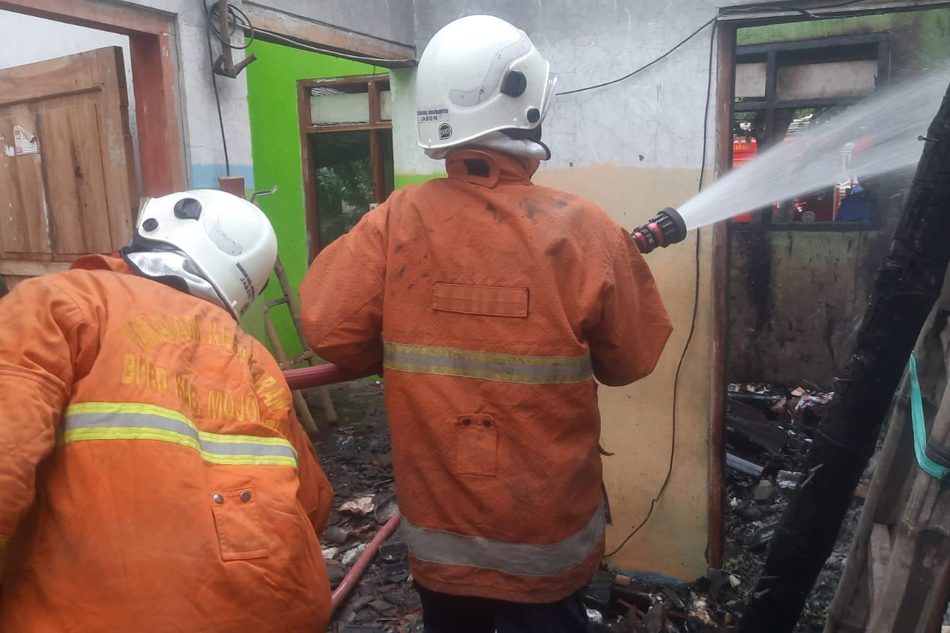 Diduga Konsleting Listrik, Rumah Warga di Dlanggu Mojokerto Terbakar