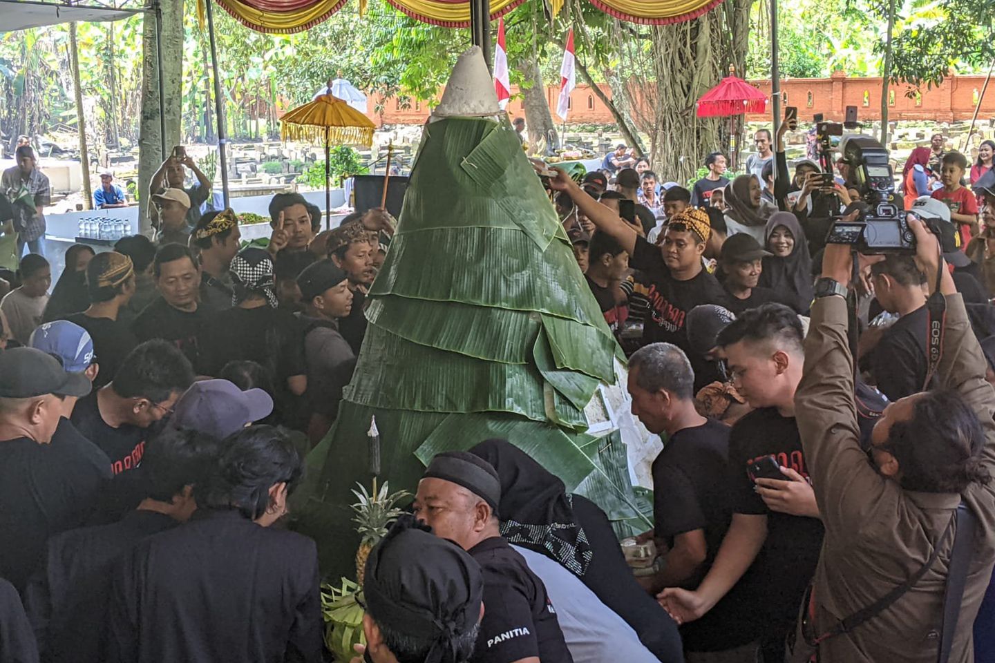 Lestarikan Budaya, Warga Kota Mojokerto Gelar Tradisi Nyadran Bawa Tumpeng Setinggi 1,5 Meter