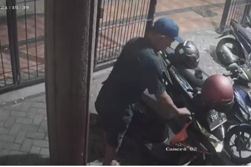 Pencuri Motor di Toko Roti Mojokerto Terekam Kamera CCTV