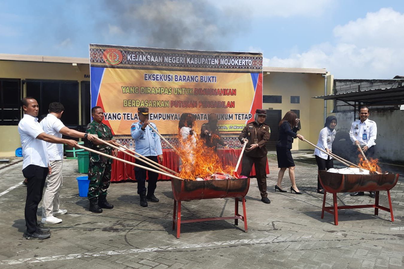 Kejaksaan Negri Mojokerto Musnahkan Barang Bukti Hasil Sitaan Selama 2022-2023