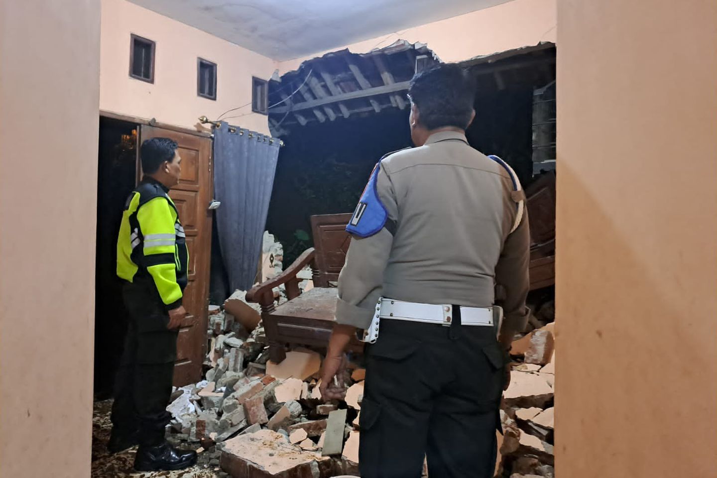 Diguyur Hujan Deras, Rumah Warga di Trawas Mojokerto Tertimpa Tanah Longsor