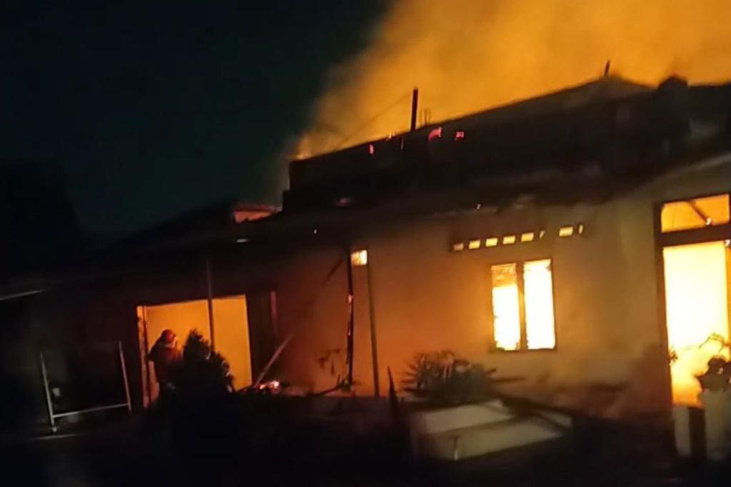 Nyalakan Lilin, Pabrik Pemecah Batu Hadi Jaya di Mojokerto Ludes Terbakar