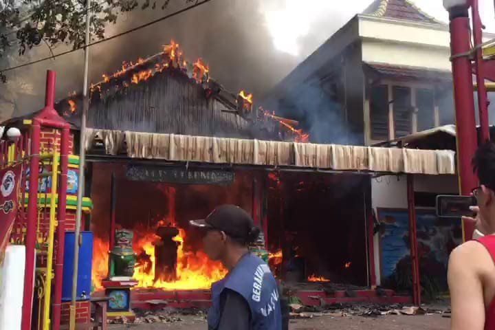 Diduga Lilin Masih Menyala, Klenteng Mojosari Mojokerto Ludes Terbakar