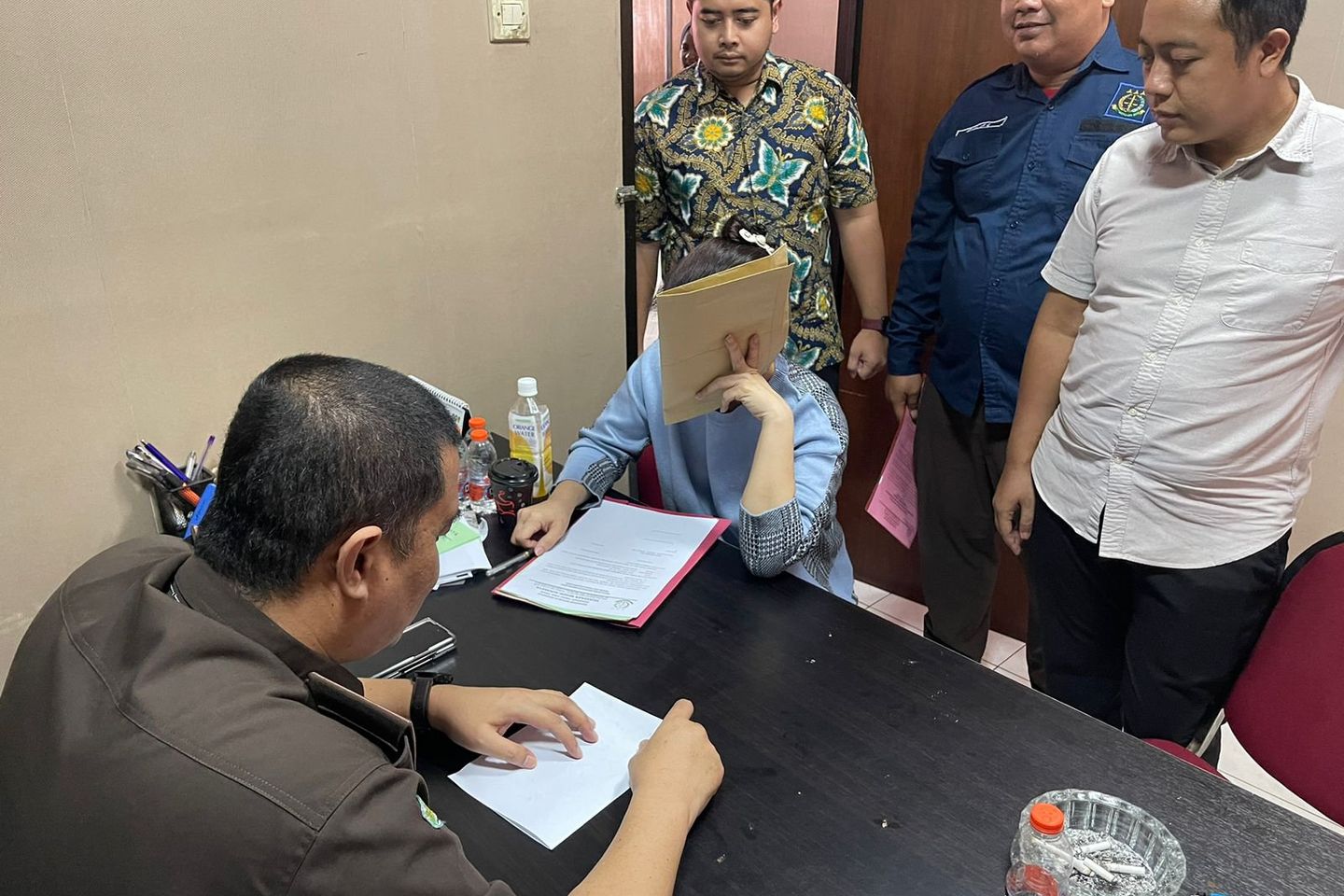 Tim Tabur Gabungan Kejari Surabaya dan Kejati Jatim Tangkap DPO Penipuan Senilai Rp 42 Miliar 
