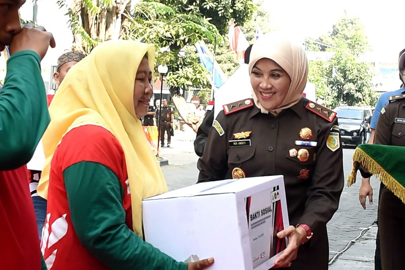 HBA ke-63, Kejati Jatim Bagikan Seratusan Paket Sembako ke Petugas Kebersihan