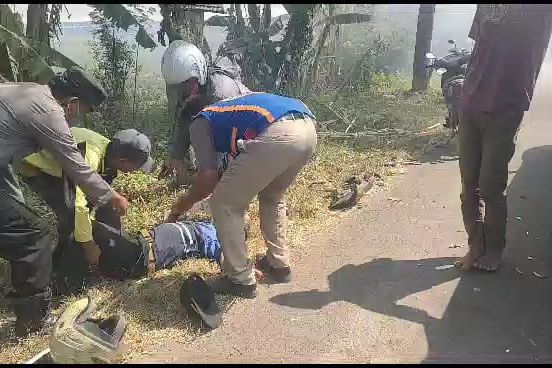 Jalanan Tertutup Asap Pembakaran Pohon Tebu, Pengendara Alami Kecelakaan Dlanggu Mojokerto