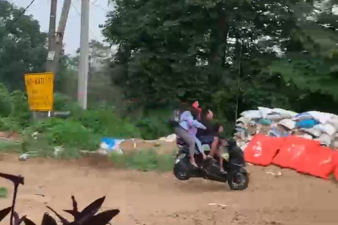 Rem Blong, Satu Keluarga Tabrak Pembatas Turunan Jalur Cangar-Pacet