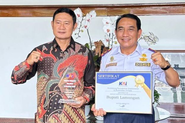 Pasang 33 Palang Pintu Kereta, Pemkab Lamongan Dapat Penghargaan dari KAI