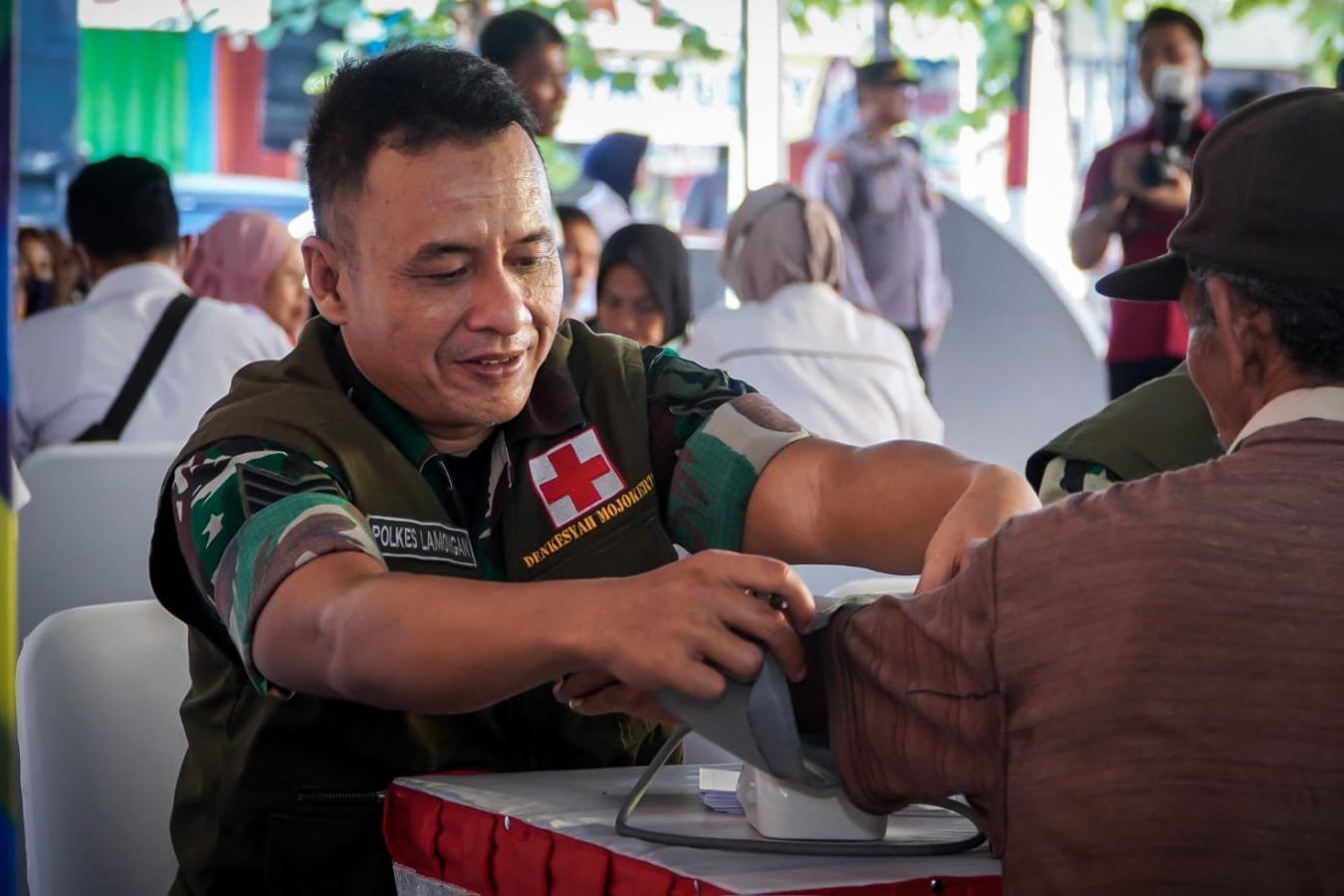 Bulan Bakti, TNI-Polri Gelar Pengobatan Gratis dan Bagikan Sembako di Lamongan