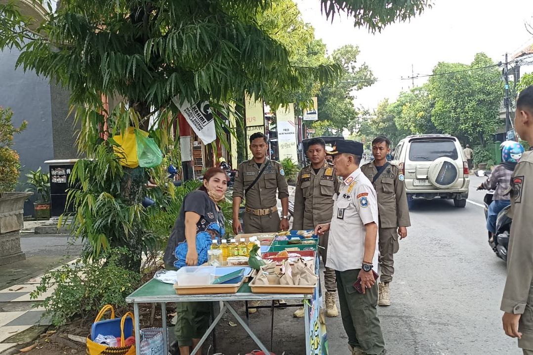 Tempati Trotoar dan Bahu Jalan, Ratusan Lapak PKL Ditertibkan