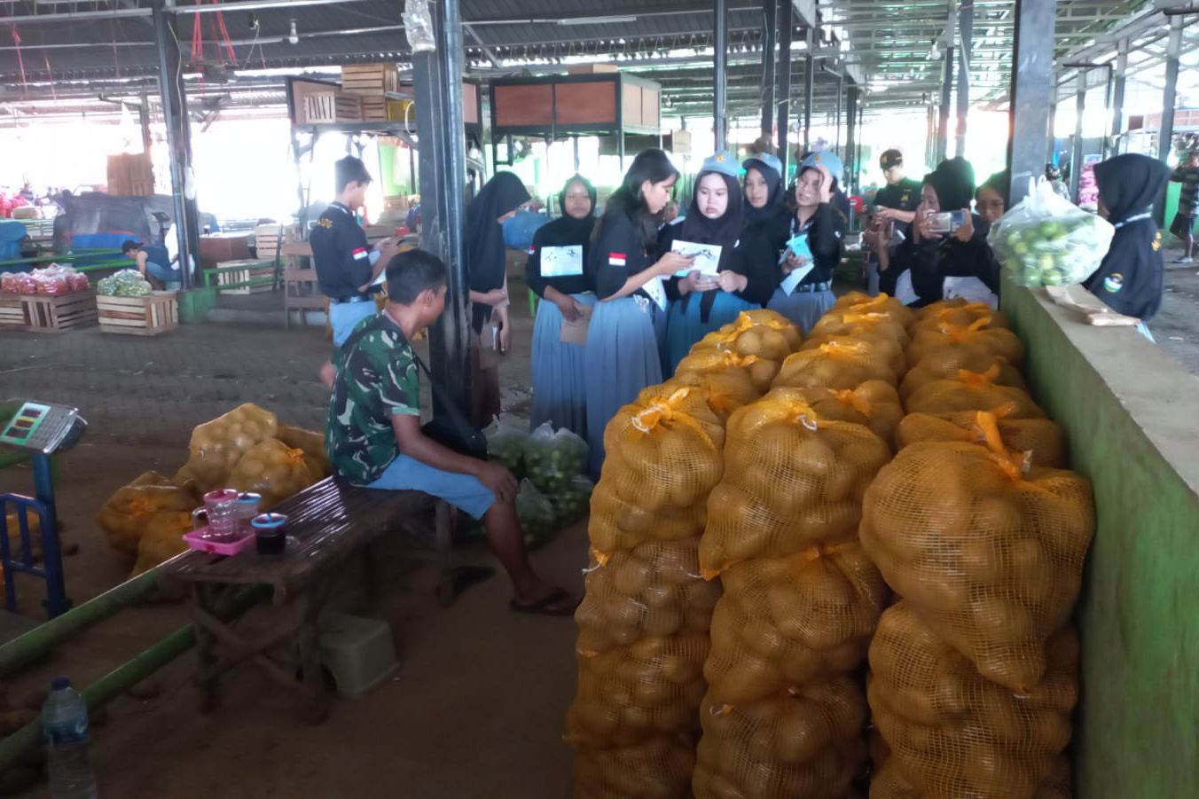Pelajar SMA Kemala Bhayangkari 3 Porong dan SMAN 3 Sidoarjo <em>Blusukan</em> Liputan di Pasar Porong