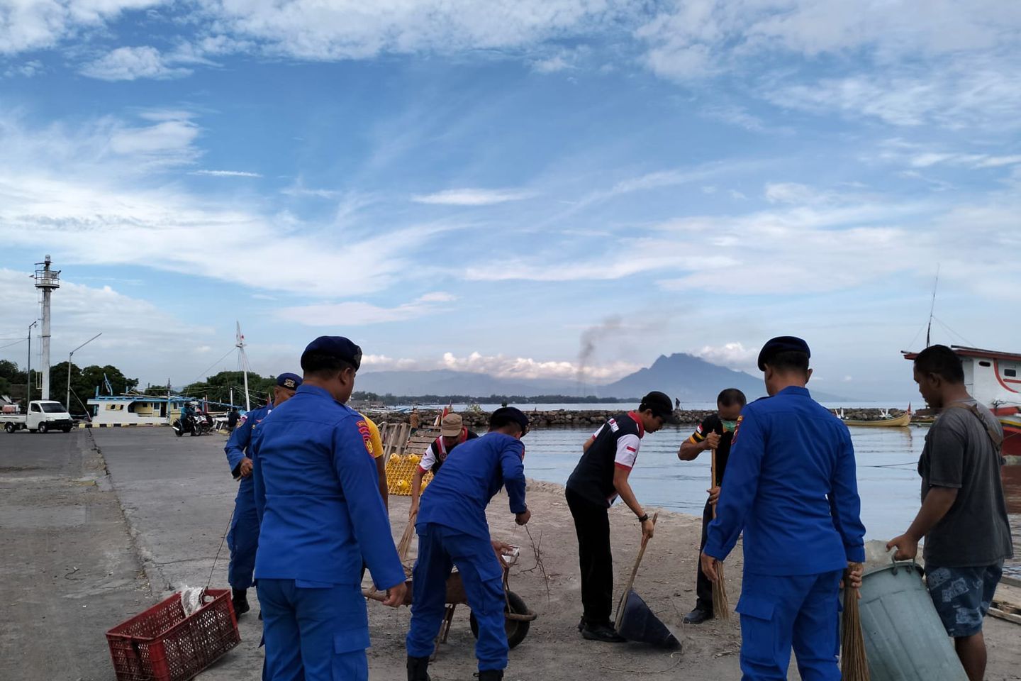 Hari Laut Sedunia, Polairud Polres Situbondo dan Masyarakat Bersih-Bersih Pantai