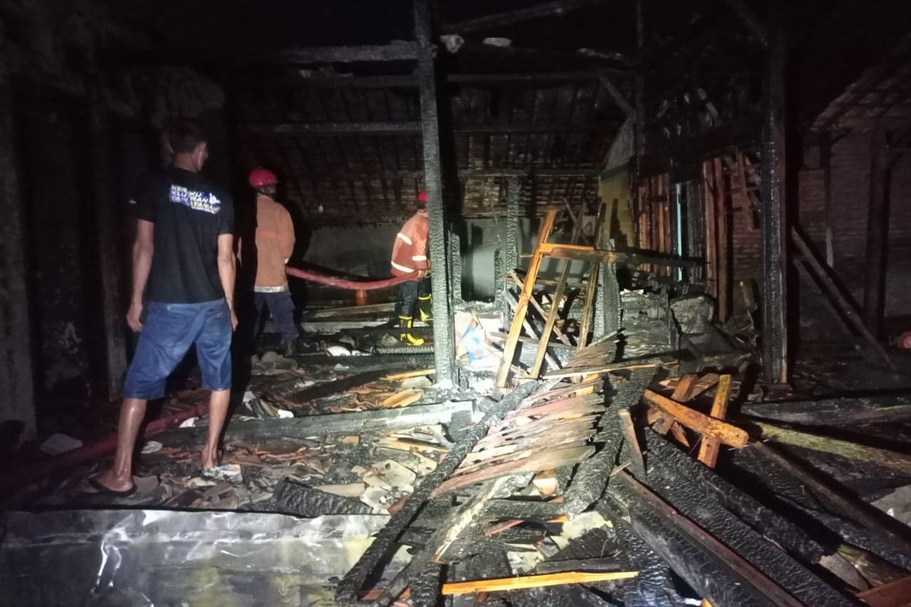 Diduga Korsleting Listrik, Dua Rumah Warga Lamongan Habis Terbakar