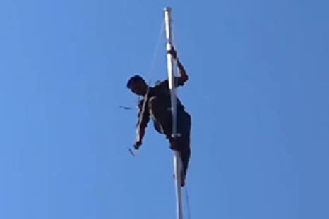 Tali Putus saat Upacara Kemerdekaan, Anggota Satpol PP Ini Panjat Tiang Bendera