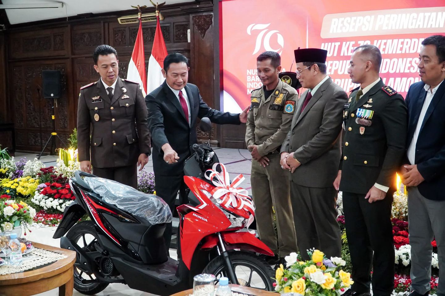 Anggota Satpol PP Pemanjat Tiang Bendera Diberi Hadiah Sepeda Motor oleh Bupati Lamongan
