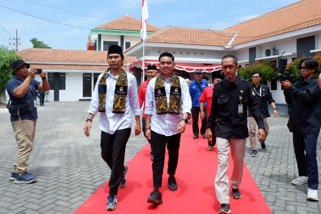 Mantan Petahana Bersaing, Kaji Mbing dan Hari Wuryanto Daftar ke KPU Kabupaten Madiun