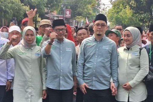 Diusung Tiga Parpol, Ghofur-Firosya Daftar Pertama ke KPU Lamongan