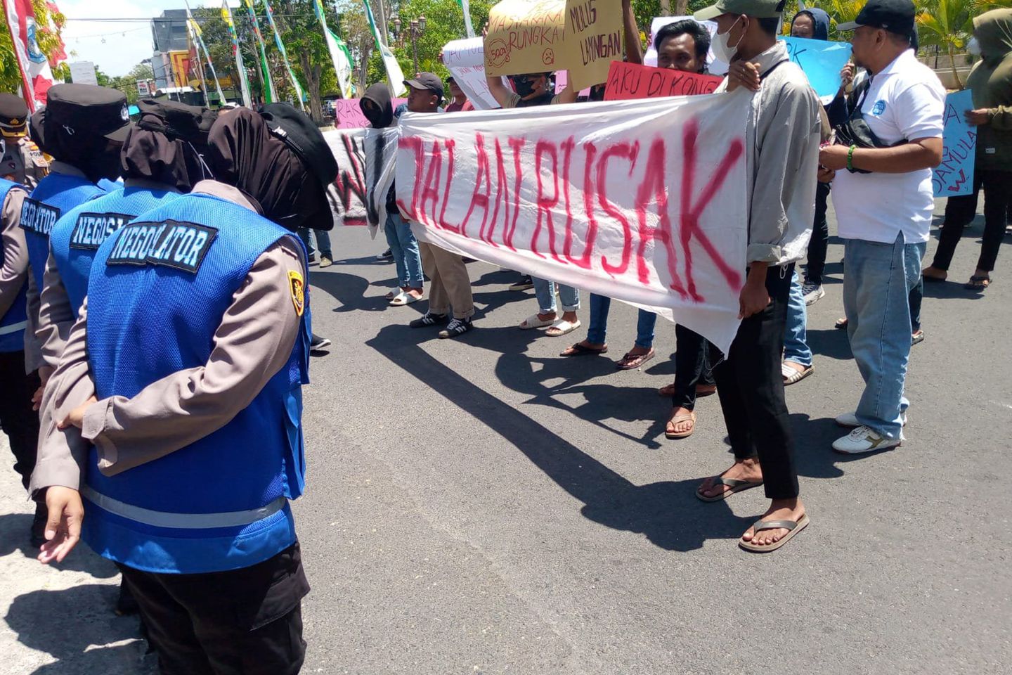 Perbaikan Jalan Tak Merata, Gerakan Pemuda Nasionalis Geruduk Pemkab Lamongan