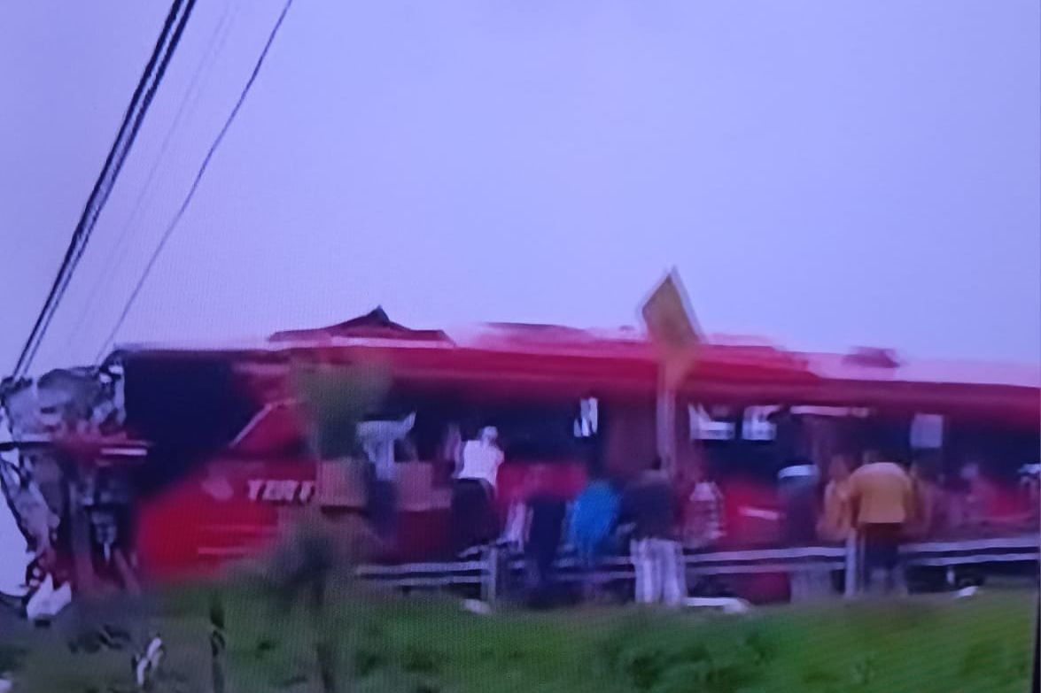 Truk Tak Kuat Menanjak, Mundur Tabrak Bus Rombongan Pelajar di Tol Pandaan-Malang
