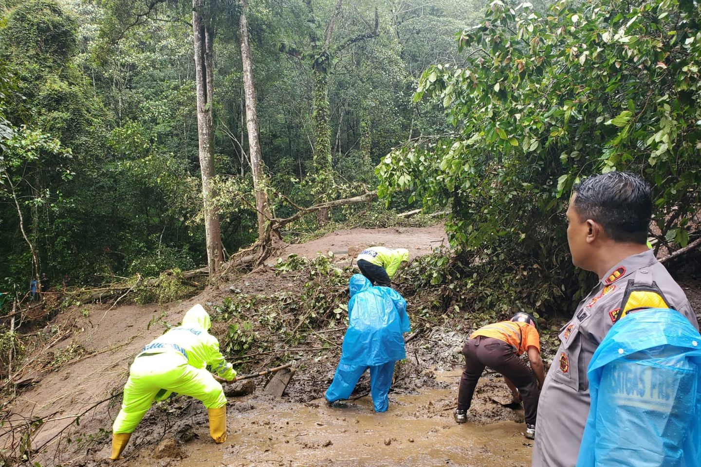 Jalur Wisata Pacet – Cangar di Mojokerto Longsor, Dua Mobil Tertimbun