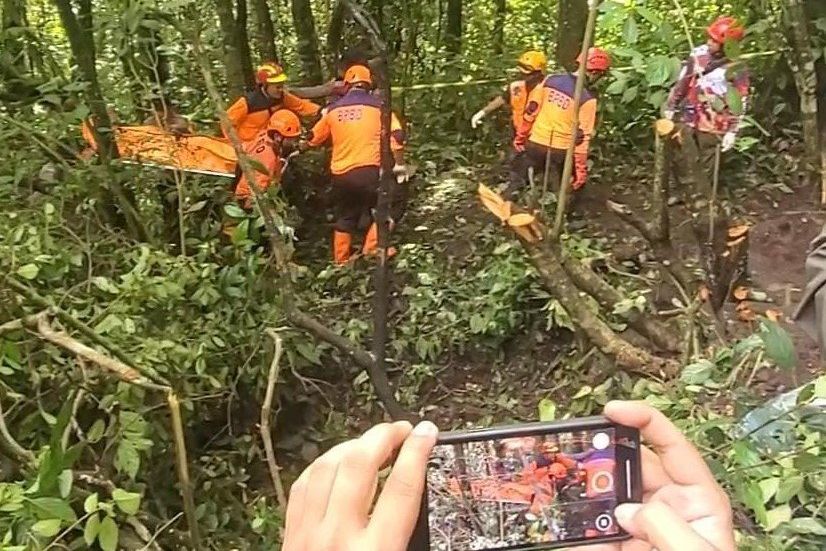 Ayah, Ibu dan Balitanya Meninggal Akibat Tanah Longsor di Jalur Alternatif Pacet - Cangar