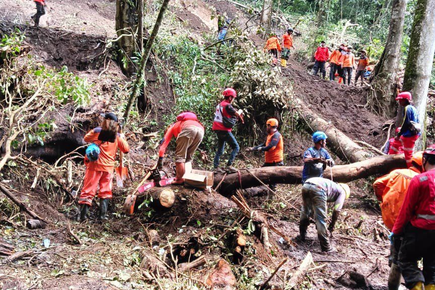 Hari Ke-2 Pencarian, 10 Jasad Korban Longsor Jalur Pacet-Cangar Berhasil Dievakuasi