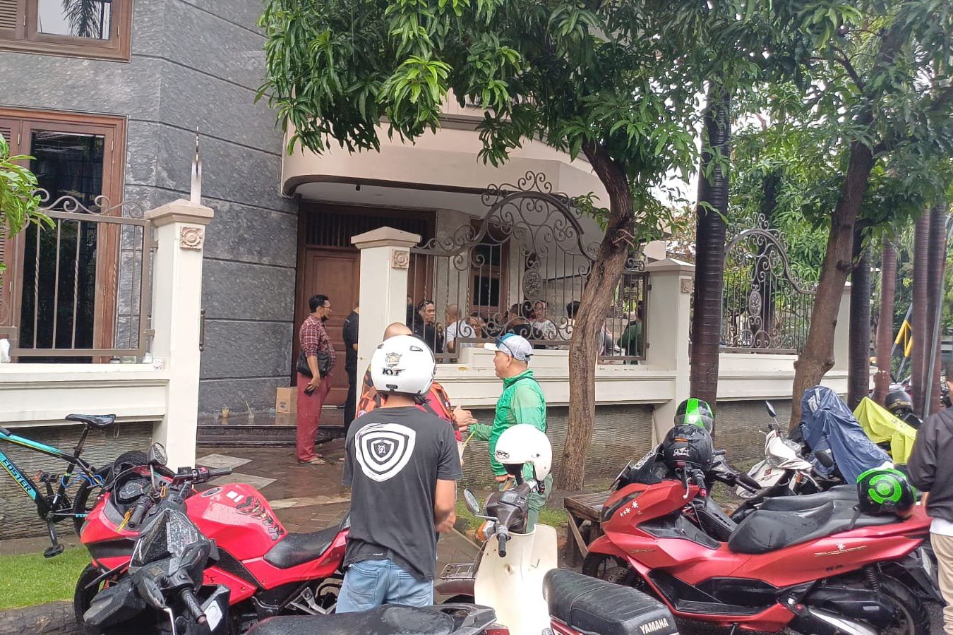 Foto-Foto KPK Geledah Dua Rumah La Nyalla Mattalitti di Surabaya