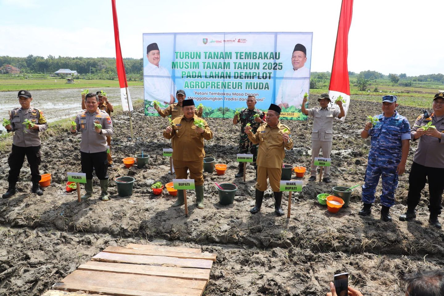 Abah Warsubi Sosialisasi Tanam Tembakau, Petani Jombang Terima Pupuk hingga Program Rumah Layak Huni