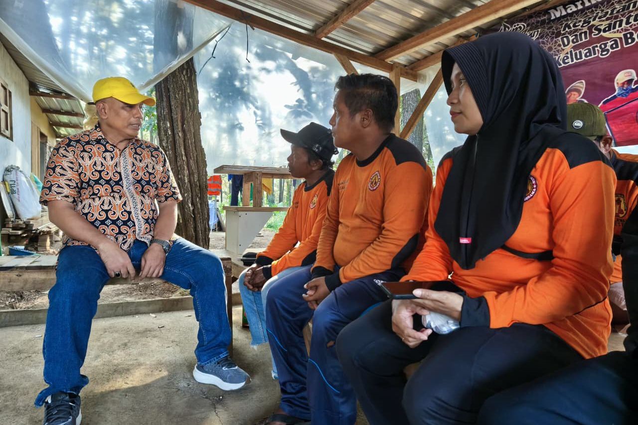 Cak Sumardi Sambangi Basecamp Relawan SESE di Hutan Pinus Trawas