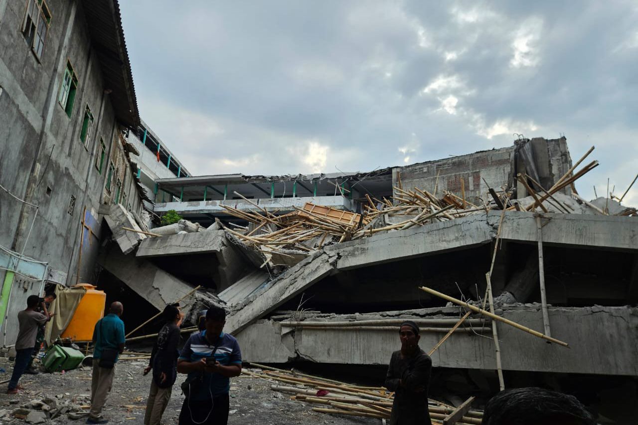 Bangunan Ponpes Al Khoziny Sidoarjo Ambruk, Santri Masih Terjebak