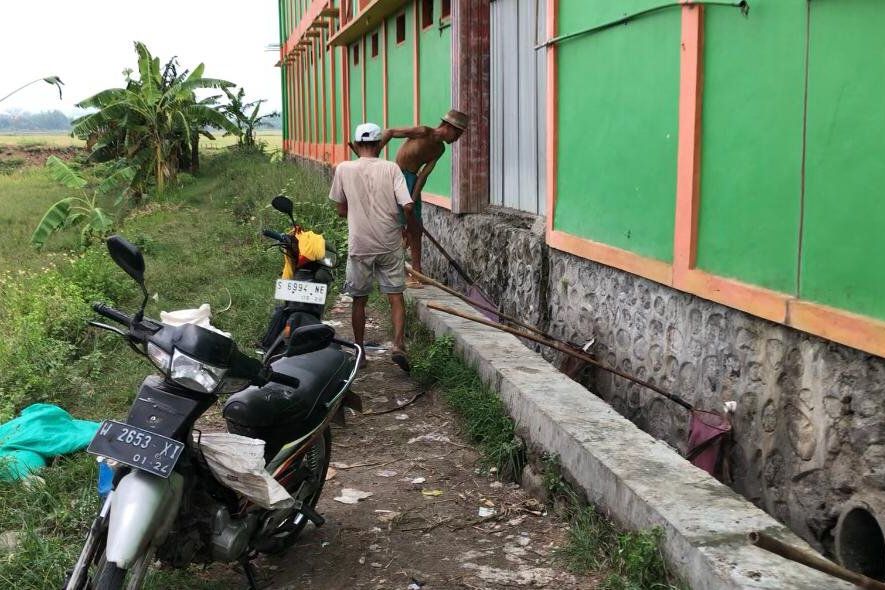 Warga Berebut Sisa Nasi dari Limbah Dapur Pondok di Mojokerto untuk Pakan Ternak