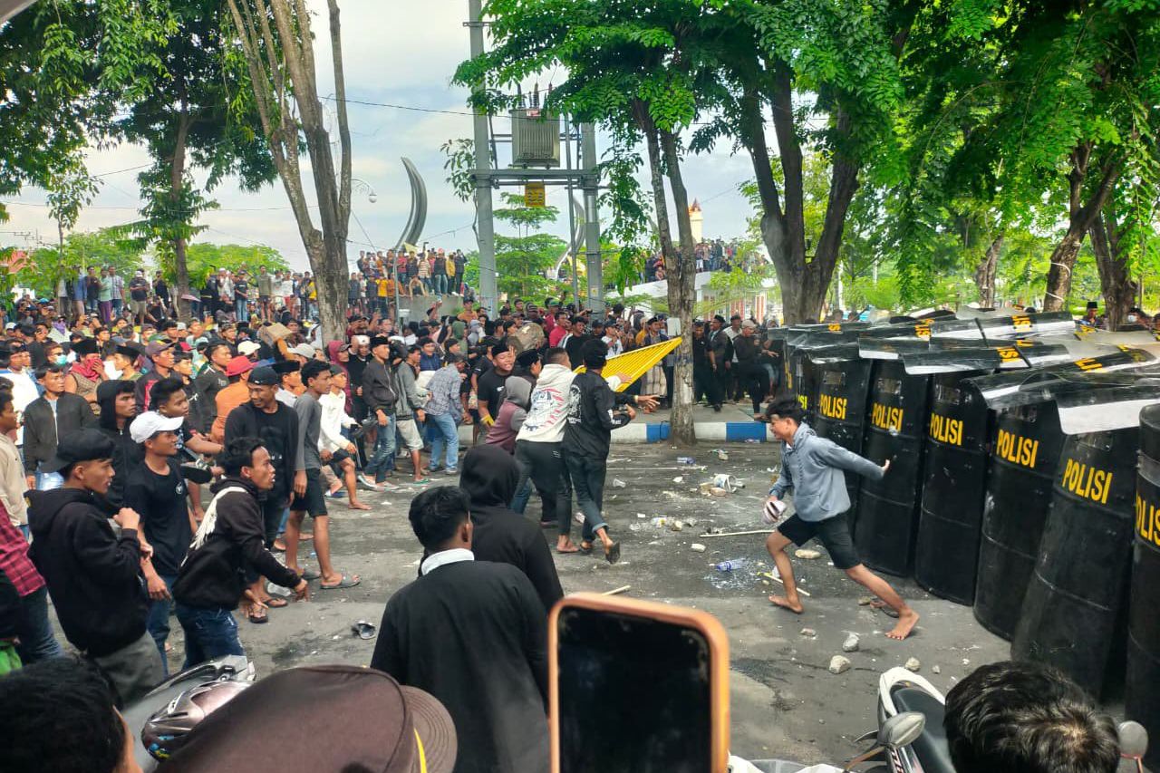 Unjuk Rasa Tuntut Pilkades di DPRD Sampang Ricuh, Polisi Tembakan Gas Air Mata