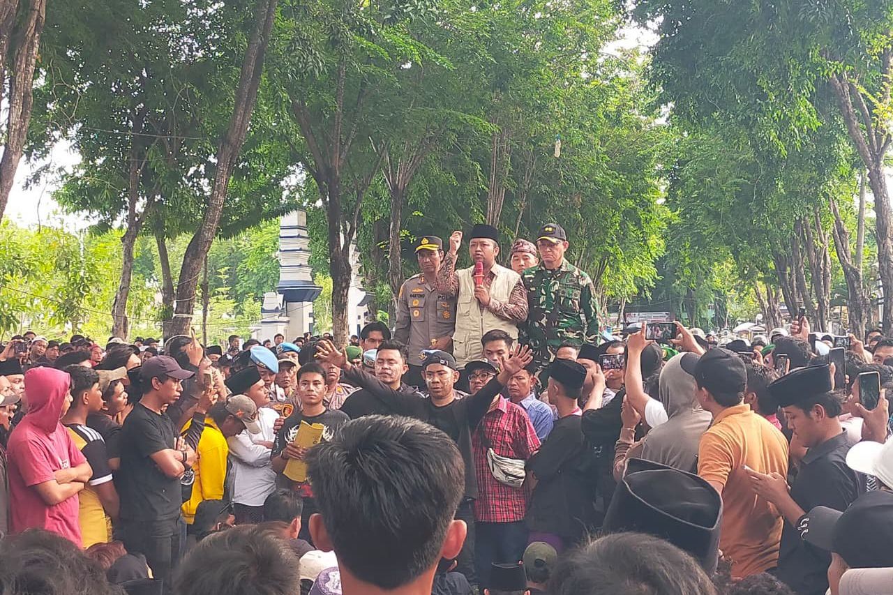 Delapan Orang Terluka dalam Demo Tuntut Pilkades di DPRD Sampang