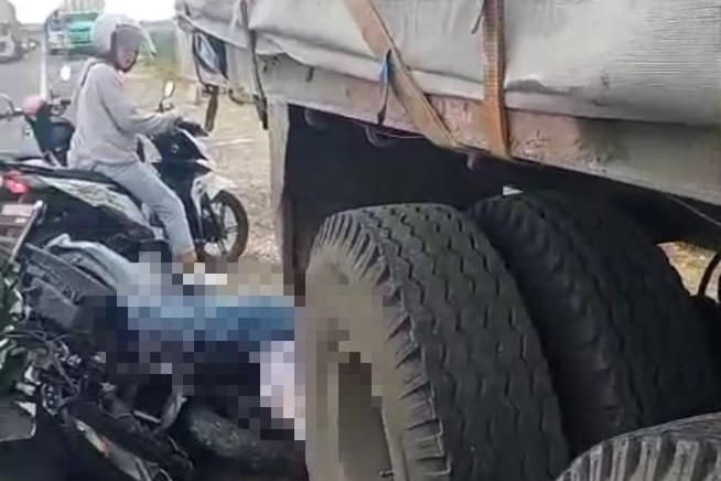 Tabrak Truk Parkir di JLU, Buruh Pabrik Sepatu di Lamongan Meregang Nyawa