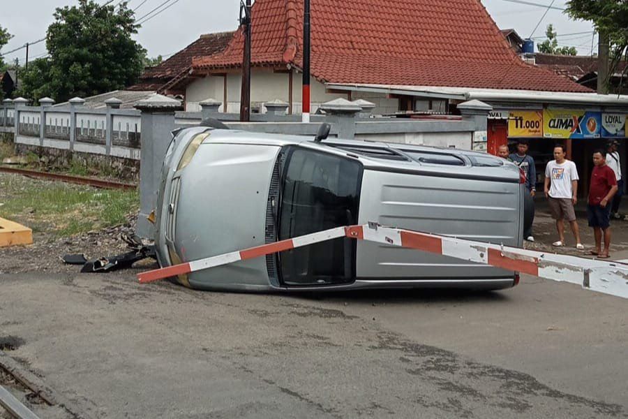 Ban Selip, Daihatsu Taruna Tabrak Palang Pintu Perlintasan Kereta Api di Ngawi