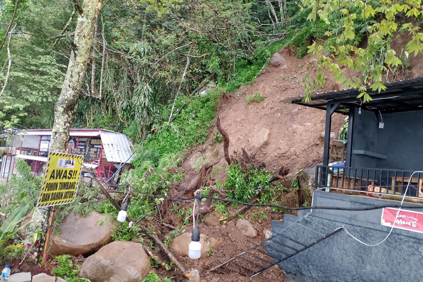 Jalan Wisata Telaga Sarangan Magetan Tertutup Material Longsor