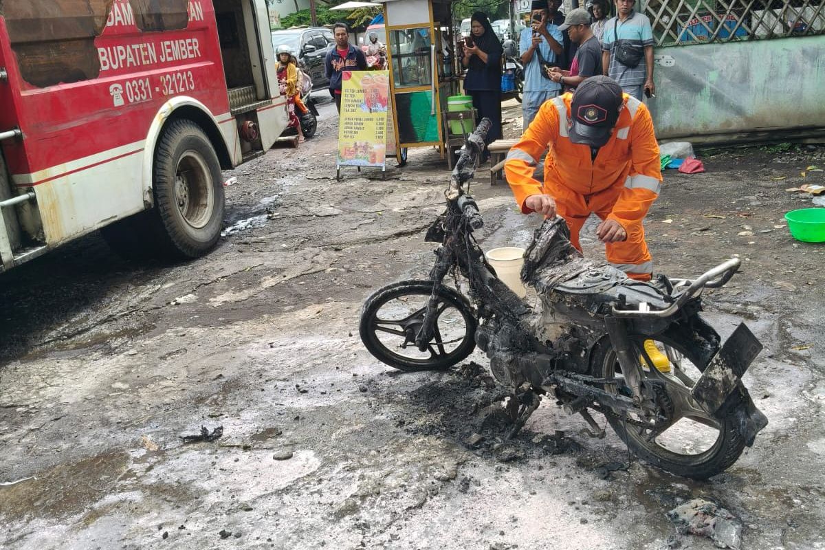 Dugaan Korsleting Picu Kebakaran Motor Warga asal Bondowoso, Damkar Jember Bergerak Cepat