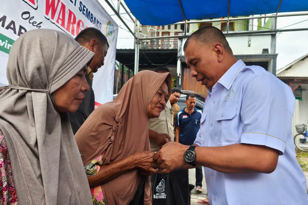 Salurkan Bantuan Paket Sembako di Jombang, Cak Sumardi Disambut Antusias oleh Ibu-ibu