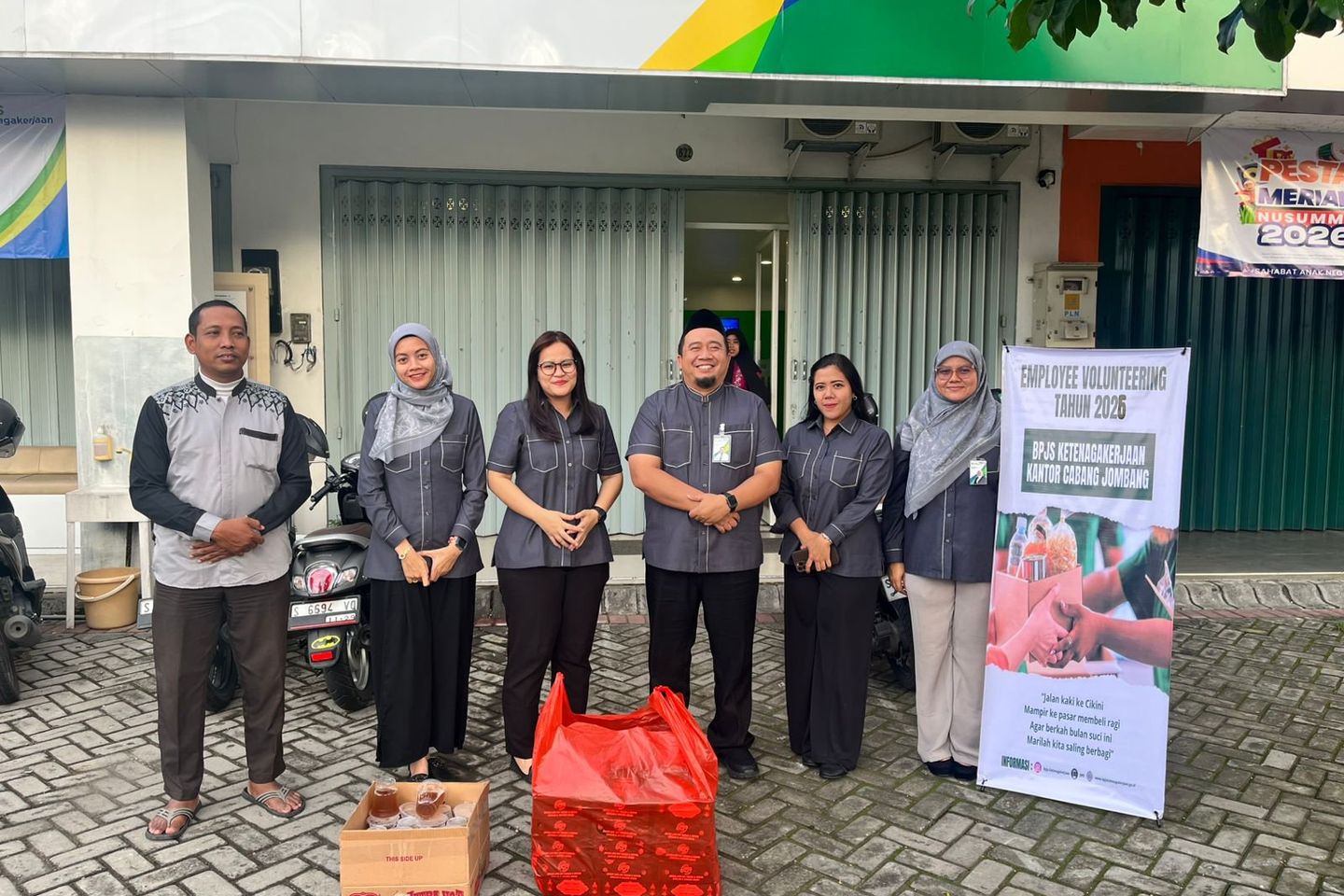 Peduli Warga Sekitar, BPJS Ketenagakerjaan Jombang Bagikan Takjil