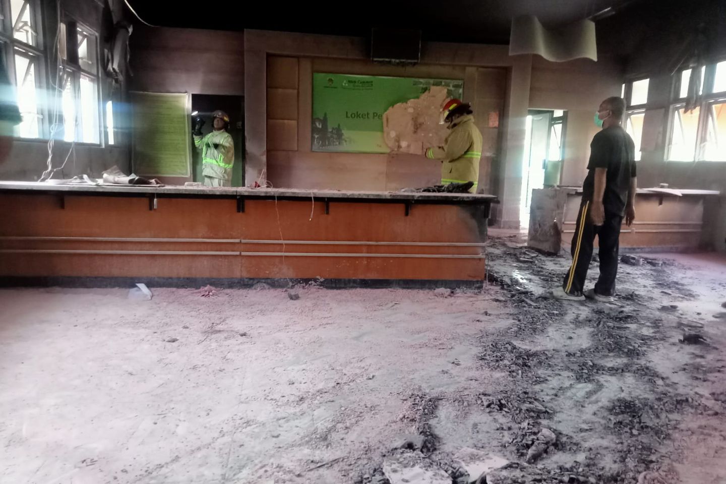 Ruang Pendaftaran Pasien Rawat Jalan RSUD Caruban Terbakar