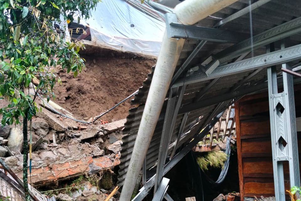 Tertimpa Talud Fondasi Rumah yang Longsor, Warga Magetan Terluka