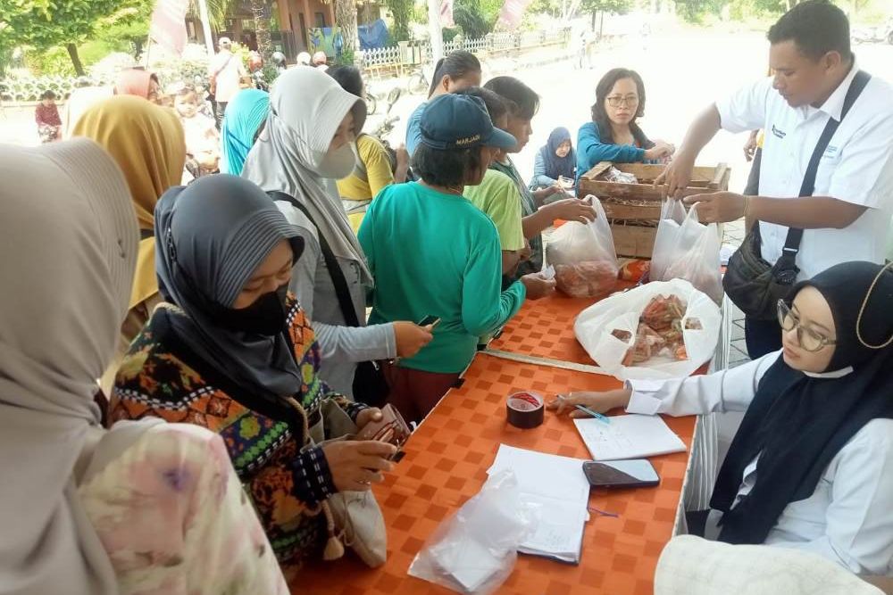 Stabilkan Harga Bahan Pokok, Pemkab Madiun dan Bulog Gelar Bazar Murah