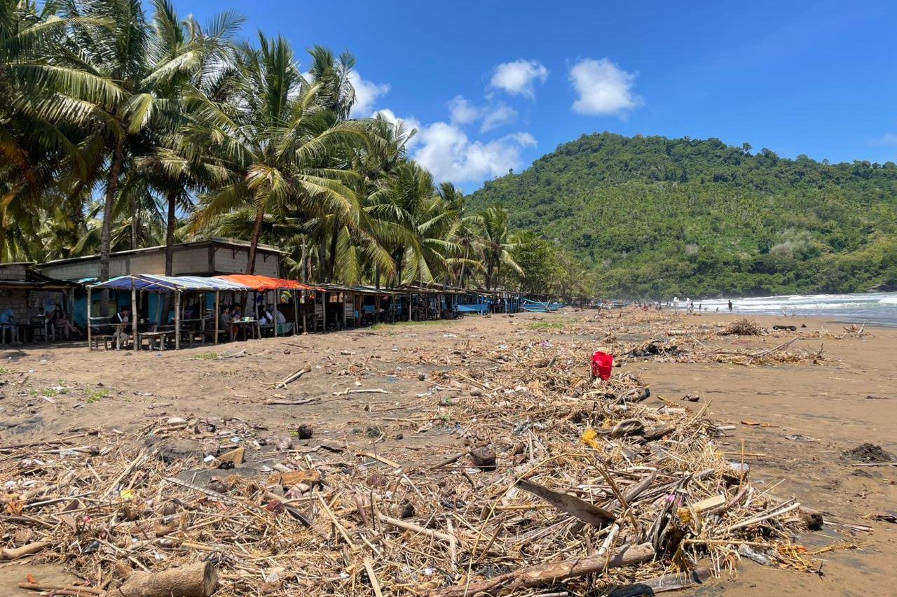 Ramai Saat Libur Lebaran, Pantai Konang Trenggalek Justru Dipenuhi Sampah