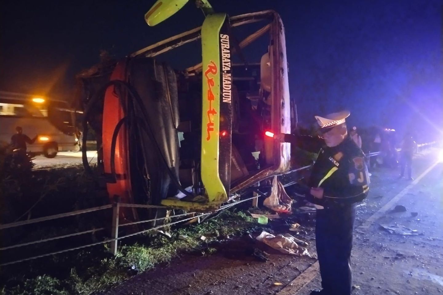 Bus Restu Terguling di Tol Jombang-Mojokerto, 1 Meninggal dan 15 Luka