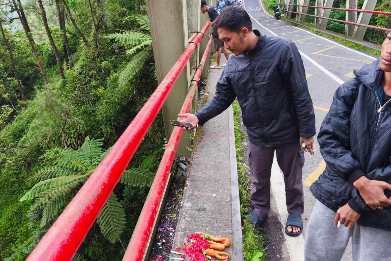 Rokok dan Bunga di Jembatan Cangar, Tahura R.Soerjo Sebut Mengganggu Alam