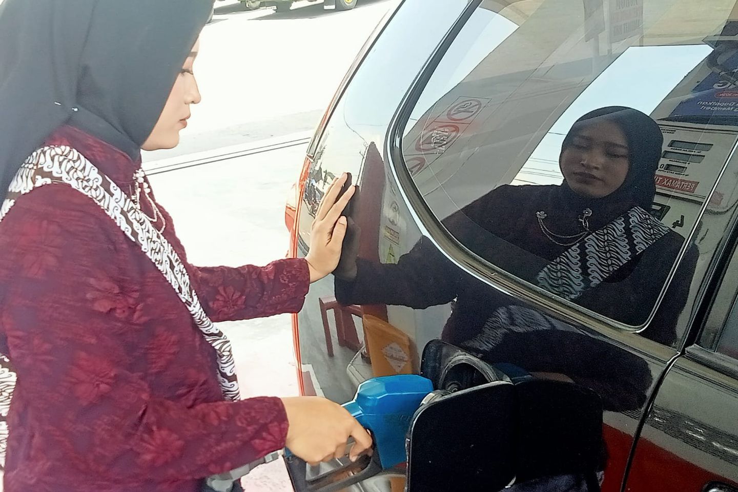 Hari Kartini, Petugas SPBU dan Pelajar Perempuan di Madiun Kenakan Kebaya