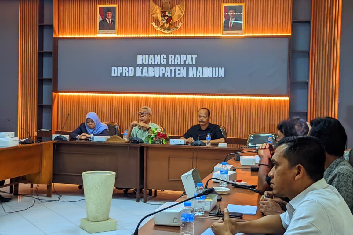 DPRD Ungkap Penahanan Ijazah Eks Pekerja di Madiun