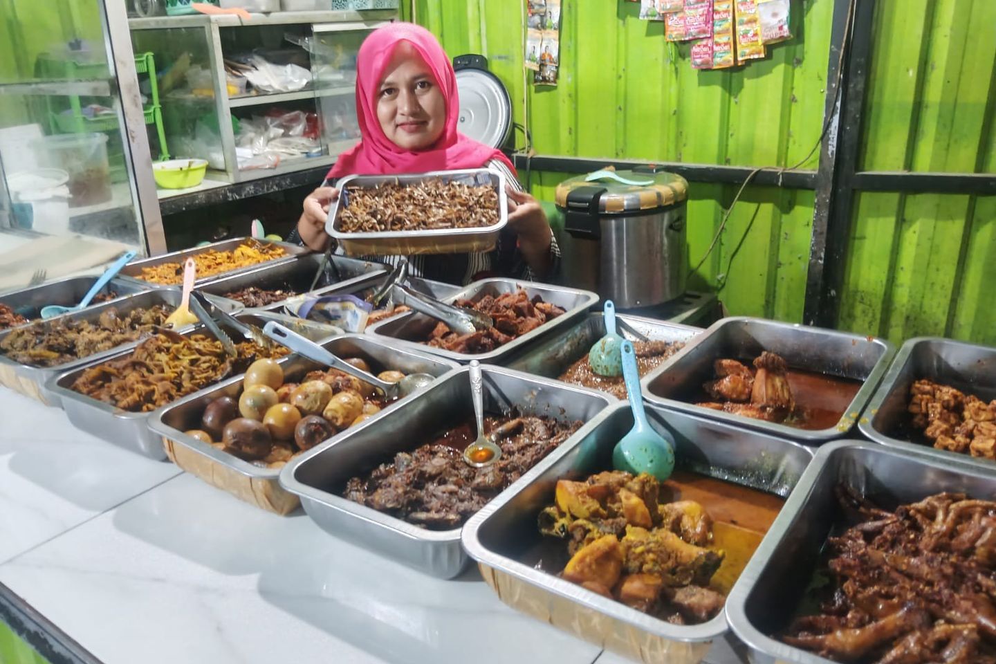 Warung Ndeprok Dawarblandong, Buka 24 Jam dengan Menu Nasi Jagung dan Pindang Pedas