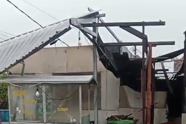 Hujan Disertai Angin Kencang, Atap Rumah dan Kios Warga di Jombang Porak Poranda