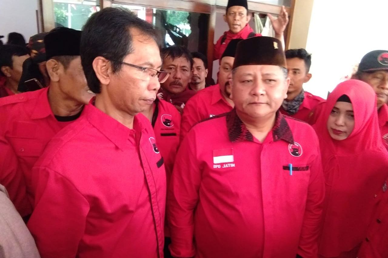 Kader PDI Perjuangan Antar Whisnu Daftar Cawali Surabaya